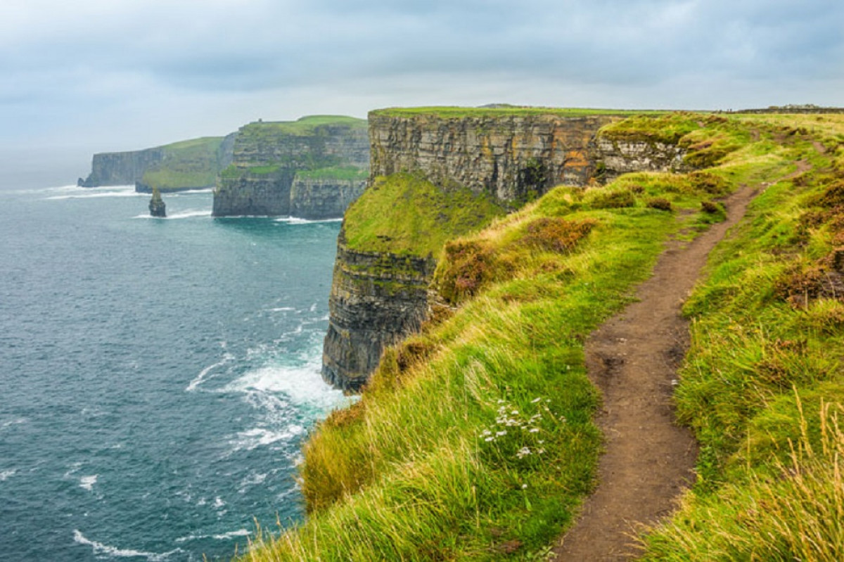 Ireland being separated. Скалы мохер, графство Клэр, Ирландия. Cliffs of Moher Ирландия. Утёсы мохер Ирландия. Ущелье Антрим Ирландия.