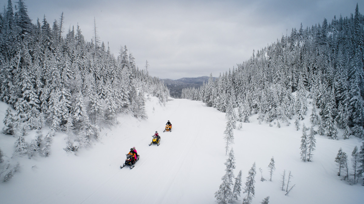 Snowmobiler's Paradise! Explore 3800 km (2360 miles) Of Groomed Trails