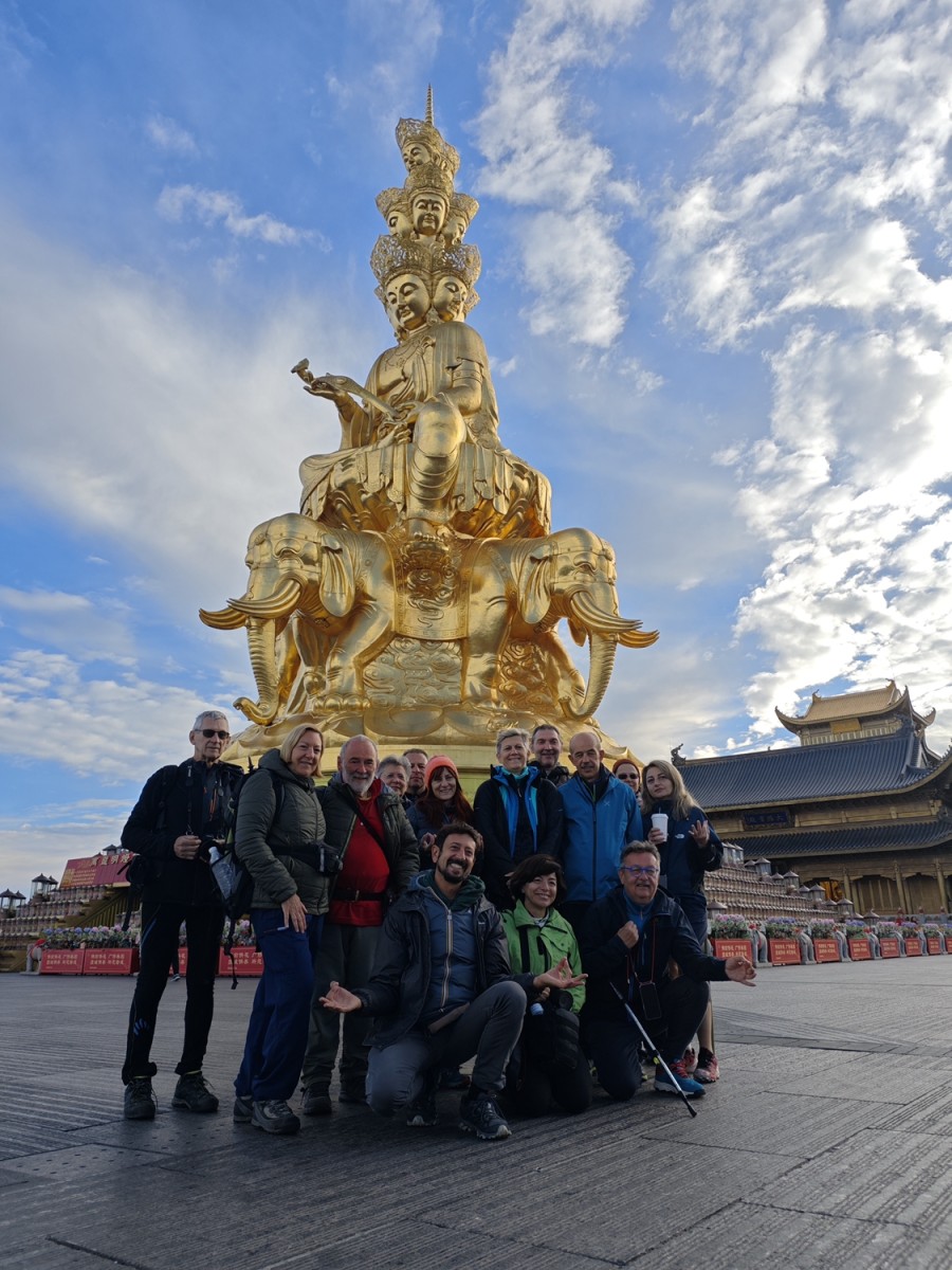 Hiking from Wannian Temple to Jinding in Emei Mountain